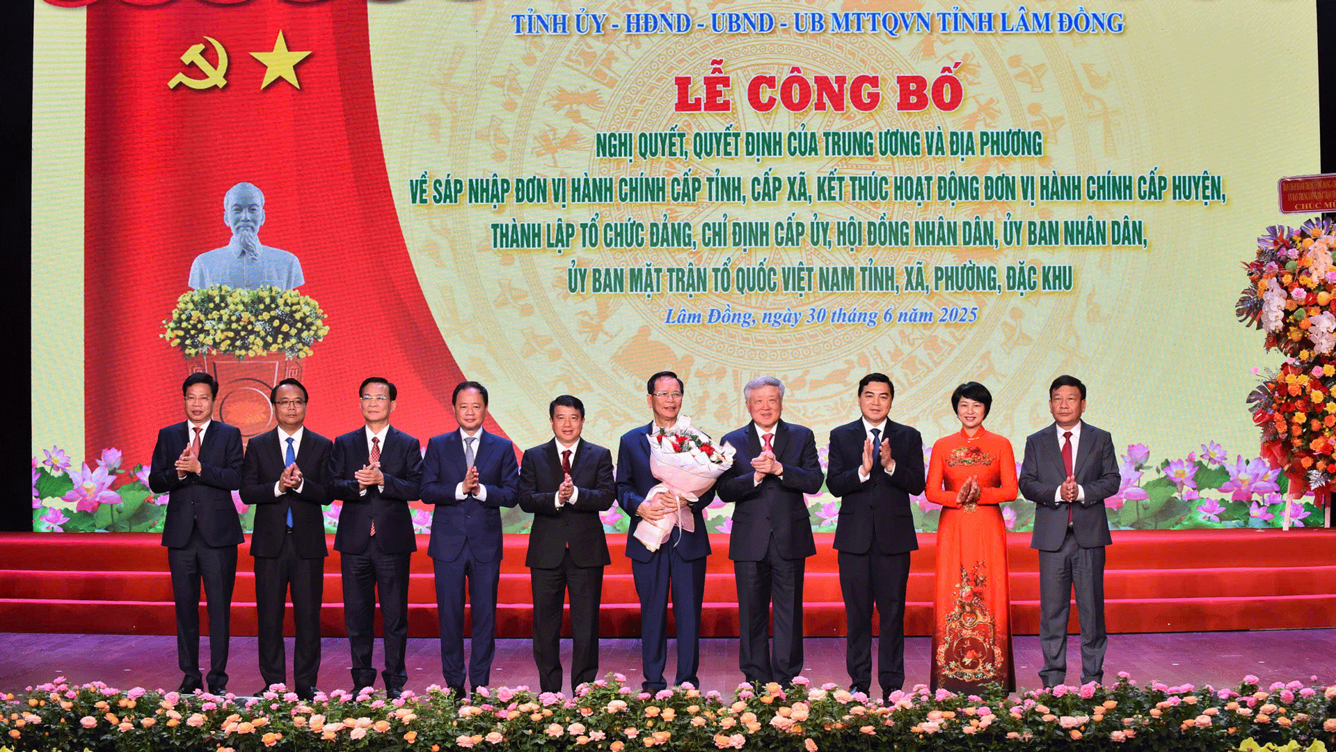 Phó Thủ tướng Thường trực Chính phủ và Thường trực tỉnh ủy Lâm Đồng tặng hoa chia tay đồng chí Ngô Thanh Danh, Bí thư Tỉnh ủy, Trưởng Đoàn Đại biểu Quốc hội tỉnh Đắk Nông