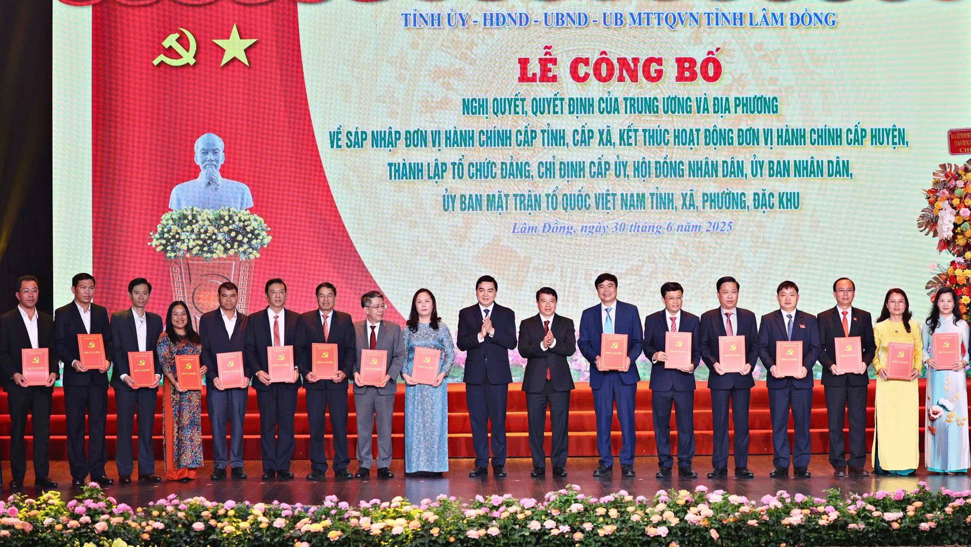 Đồng chí Y Thanh Hà Niê Kđăm, Ủy viên Ban Chấp hành Trung ương Đảng, Bí thư Tỉnh ủy, Trưởng đoàn Đại biểu Quốc hội khóa XV tỉnh Lâm Đồng và đồng chí Nguyễn Hoài Anh, Ủy viên Dự khuyết Trung ương Đảng, Phó Bí thư Thường trực Tỉnh ủy lên trao các Nghị quyết, Quyết định của Trung ương cho các đồng chí Bí thư Đảng uỷ các đồng chí lãnh đạo xã, phường, đặc khu trên địa bàn tỉnh Lâm Đồng mới