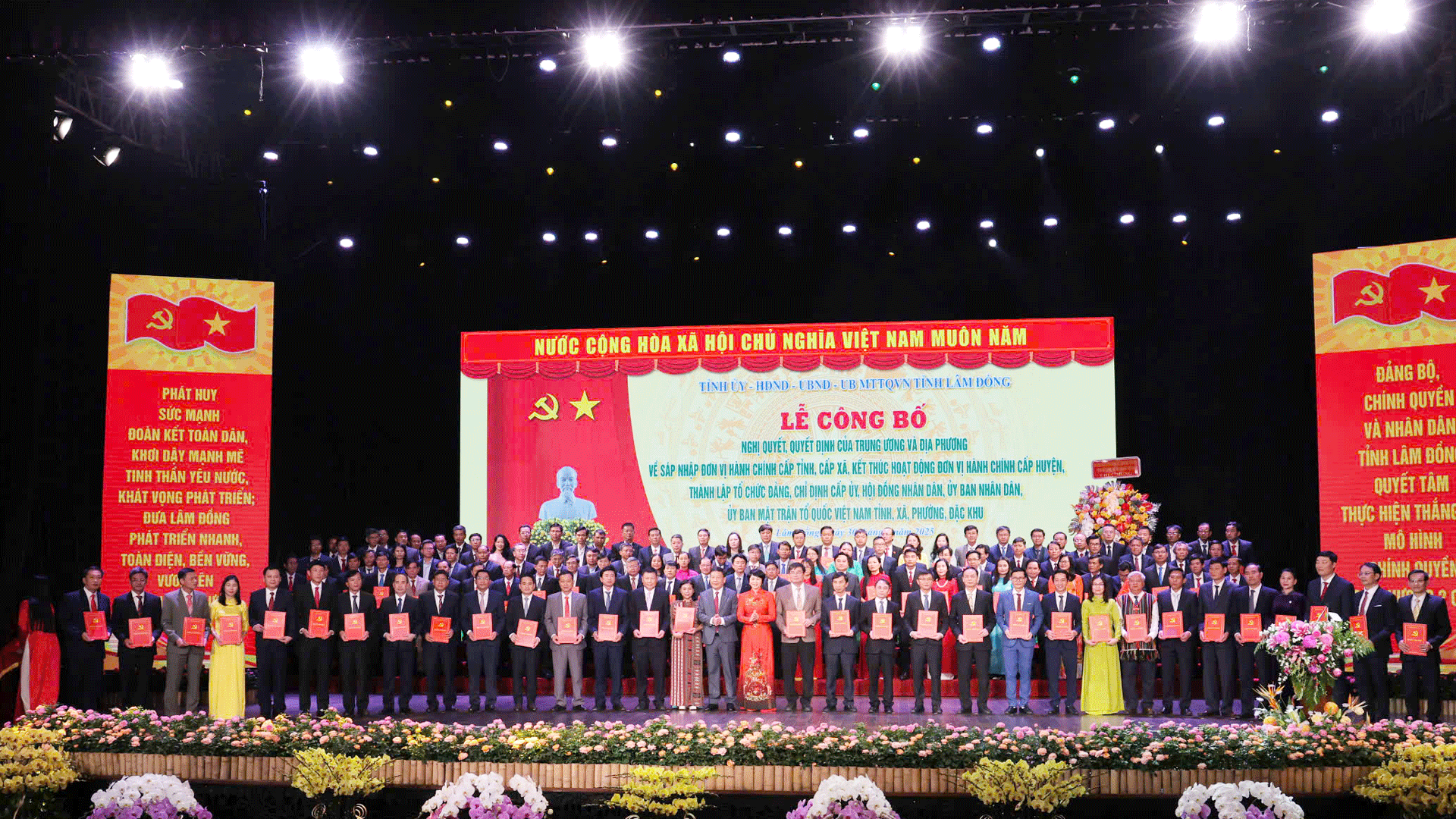 Đồng chí Phạm Thị Phúc, Phó Bí thư Tỉnh ủy và đồng chí Bùi Thắng, Phó Bí thư Tỉnh ủy lên trao lên trao các Nghị quyết, Quyết định của Trung ương cho các đồng chí Bí thư Đảng uỷ các đồng chí lãnh đạo xã, phường, đặc khu trên địa bàn tỉnh