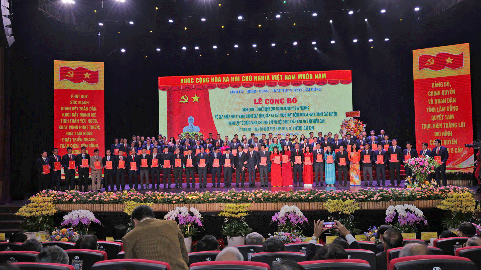 Đồng chí Lưu Văn Trung, Phó Bí thư Tỉnh ủy và đồng chí Đặng Hồng Sỹ, Phó Bí thư Tỉnh ủy Lâm Đồng lên trao các Nghị quyết, Quyết định của Trung ương cho các đồng chí Bí thư Đảng uỷ các đồng chí lãnh đạo xã, phường, đặc khu trên địa bàn tỉnh