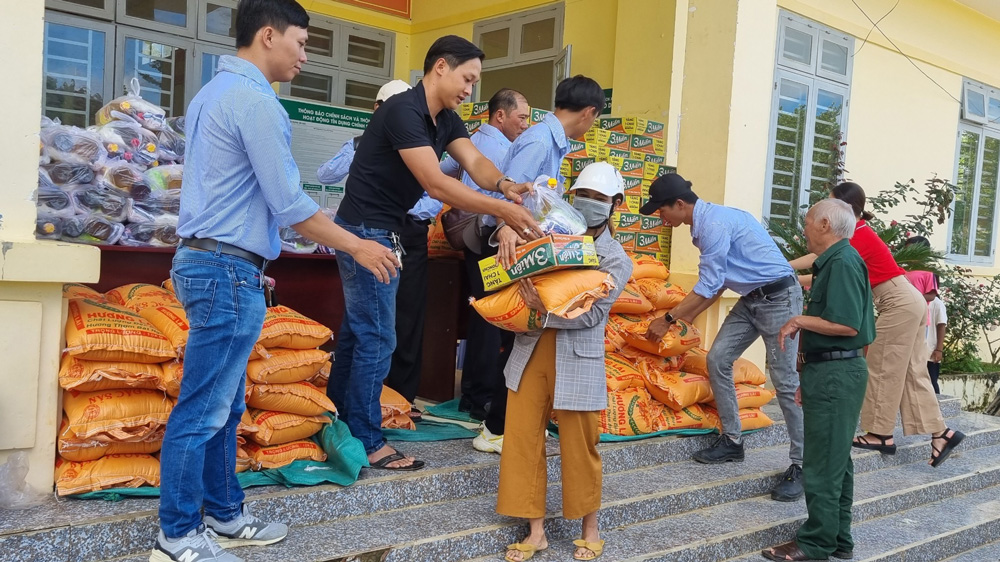Trao 100 suất quà cho người dân vùng sâu Đức Trọng