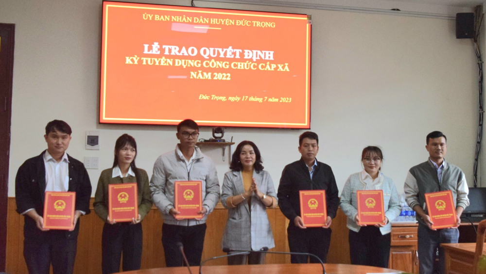 Đức Trọng: Trao quyết định tuyển dụng công chức cấp xã năm 2022