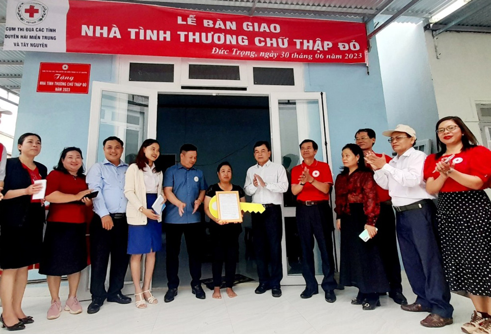Hội Chữ thập đỏ các tỉnh miền Trung - Tây Nguyên tặng nhà tình thương cho gia đình có hoàn cảnh khó khăn