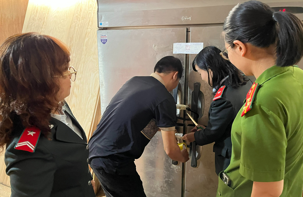 Tập trung kiểm tra các cơ sở kinh doanh dịch vụ ăn uống sử dụng thực phẩm đông lạnh để chế biến