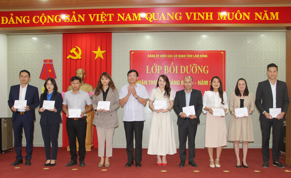 72 học viên hoàn thành Lớp nhận thức về Đảng