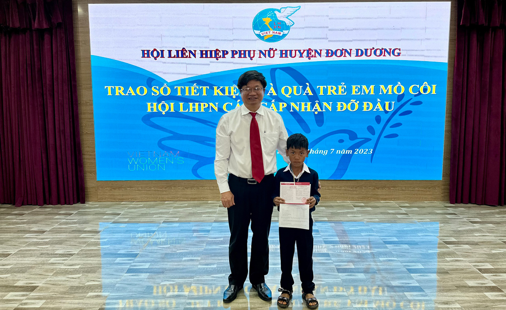 Đơn Dương: Trao quà và sổ tiết kiệm cho trẻ mồ côi