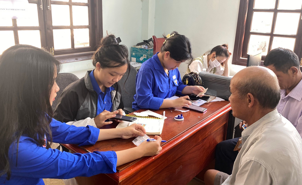 Tuổi trẻ Đức Trọng tích cực hỗ trợ người dân kích hoạt tài khoản định danh điện tử mức độ 2