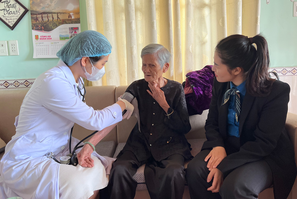 Tặng quà, khám bệnh cho Mẹ Việt Nam Anh hùng tại Đà Lạt