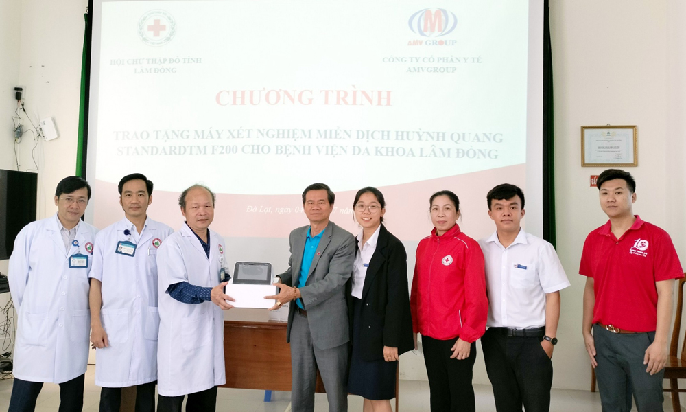 Trao tặng thiết bị y tế cho 2 cơ sở khám chữa bệnh