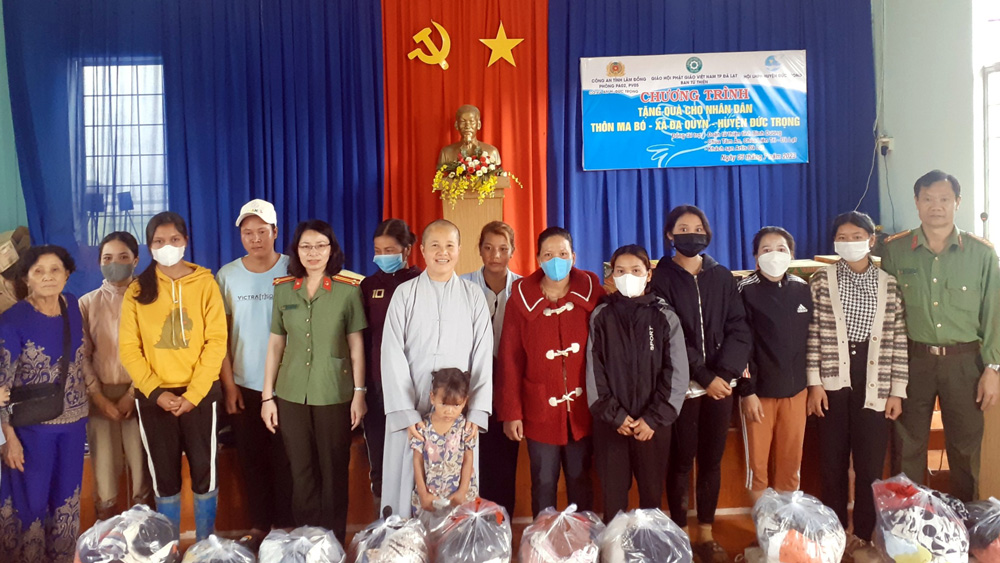 Công an tỉnh trao tặng 100 suất quà cho đồng bào vùng DTTS