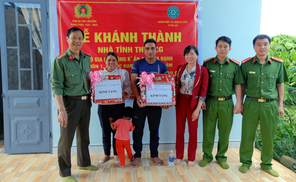 Công an tỉnh Lâm Đồng bàn giao 2 nhà tình thương