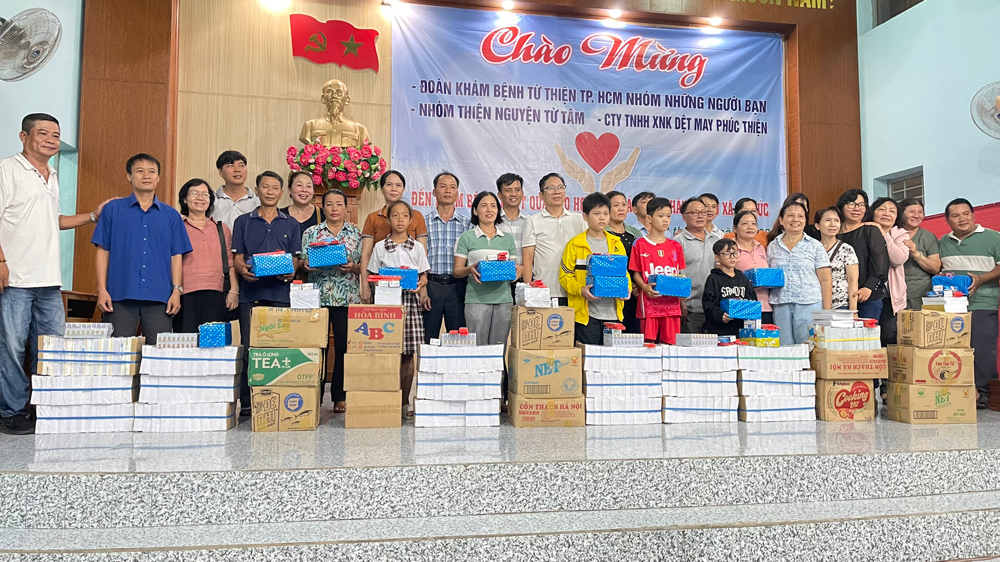 Tặng quà, khám bệnh miễn phí cho người dân