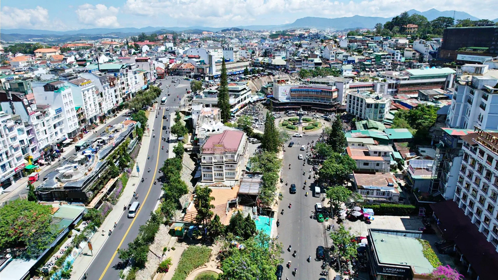 Đà Lạt: Quyết liệt chấn chỉnh tình trạng đậu xe, lấn chiếm hành lang đi bộ