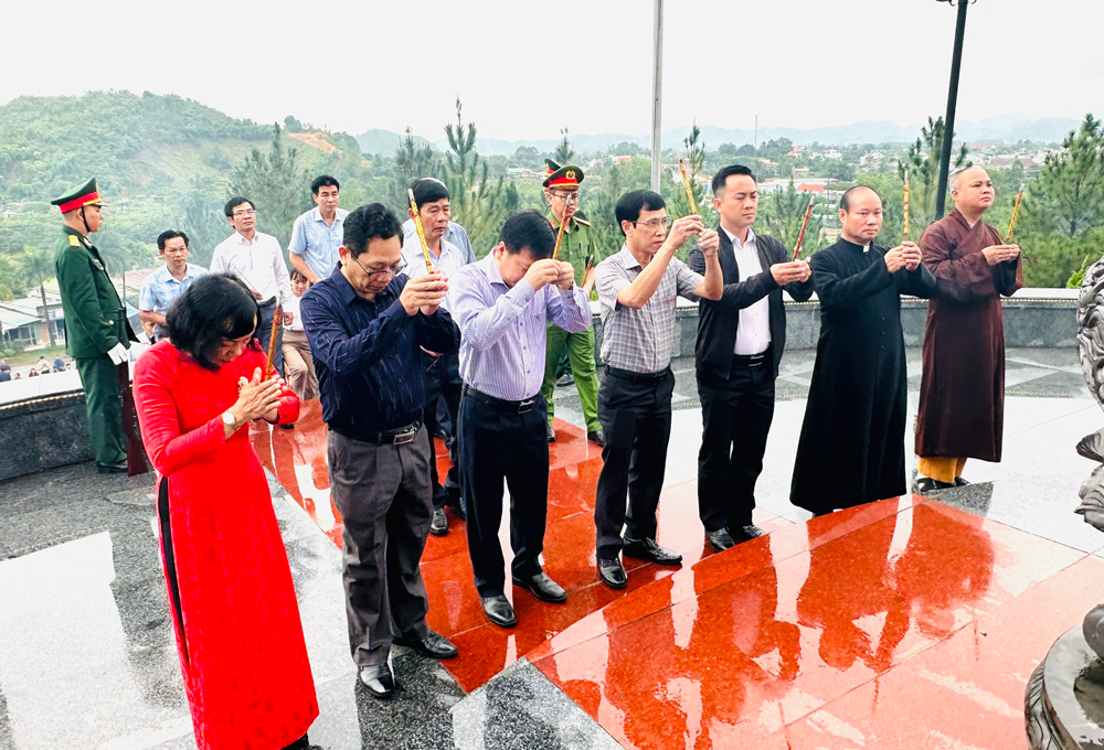 Đạ Tẻh tổ chức viếng Đài tưởng niệm và Nghĩa trang liệt sỹ