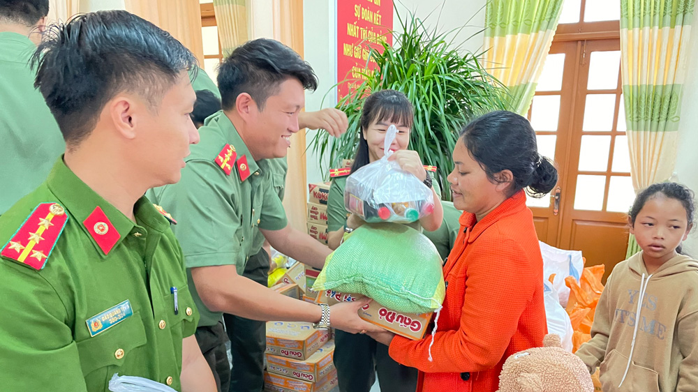 Chiến dịch Thanh niên Công an tình nguyện hè đến với xã Lát