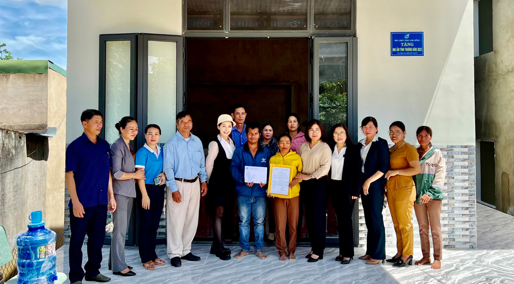 Trao tặng mái ấm tình thương cho hội viên phụ nữ nghèo và sổ tiết kiệm cho trẻ mồ côi