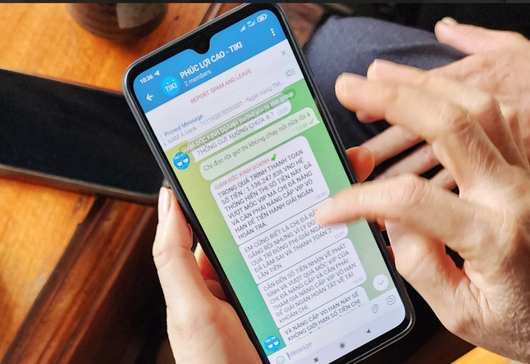 Người phụ nữ ở huyện Đạ Huoai trình báo bị lừa 2 tỷ đồng vì “mê” nhận quà qua mạng