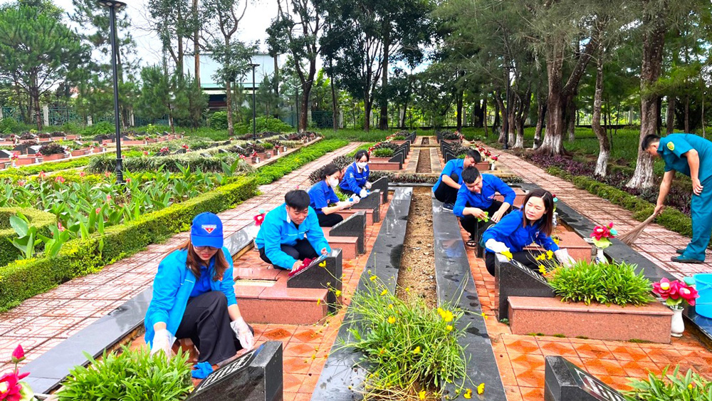 Tuổi trẻ Bảo Lộc ra quân chăm sóc Nghĩa trang Liệt sĩ thành phố