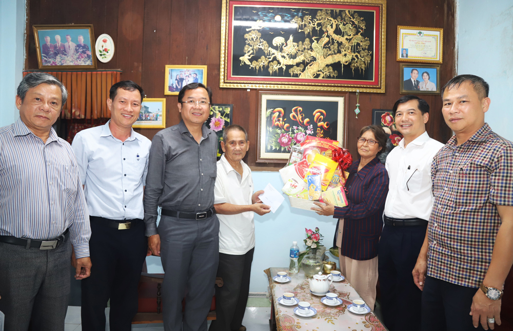 Lãnh đạo TP Bảo Lộc thăm, tặng quà các gia đình chính sách tiêu biểu   
