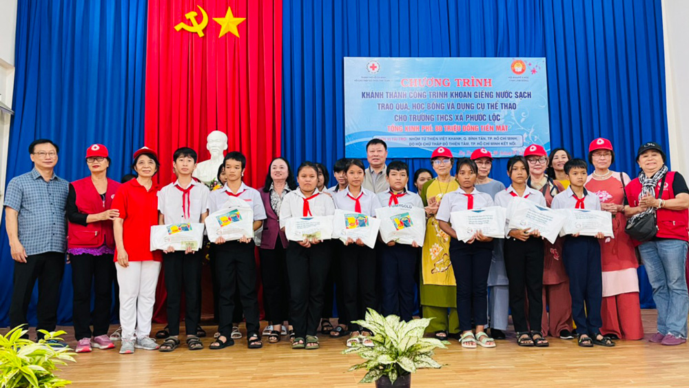 Khánh thành công trình giếng khoan và trao quà, học bổng cho học sinh