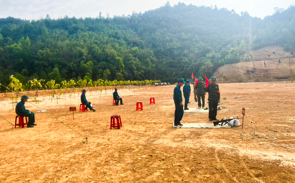 Đạ Tẻh: Lực lượng tự vệ khối cơ quan, doanh nghiệp kiểm tra bắn đạn thật
