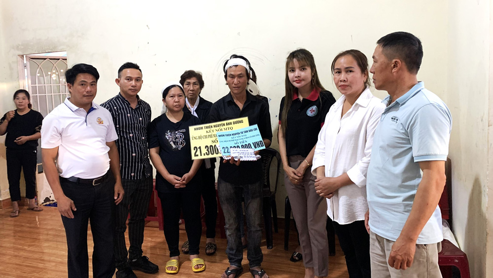 Bảo Lộc: Hỗ trợ gần 200 triệu đồng cho gia đình người phụ nữ tử vong do tai nạn giao thông để lại chồng bại liệt và 3 cháu ngoại mồ côi
