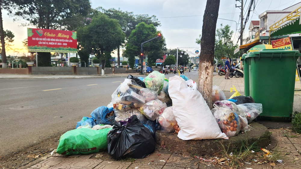 Bảo Lâm: Xe vận chuyển thường xuyên hư hỏng gây ứ đọng hàng trăm tấn rác