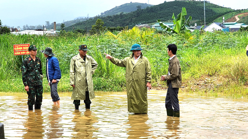 Bảo Lộc: Mưa lớn làm ngập úng khắp nơi, huy động tối đa lực lượng giúp người dân