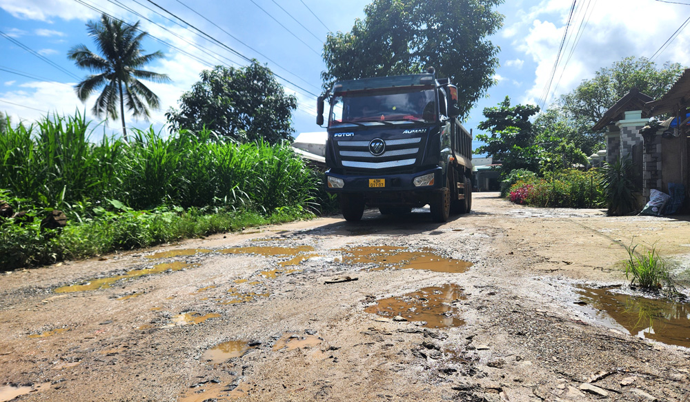 Đạ Tẻh: Buộc Công ty Phượng Hùng phải thường xuyên tu sửa đường trong quá trình vận chuyển cát