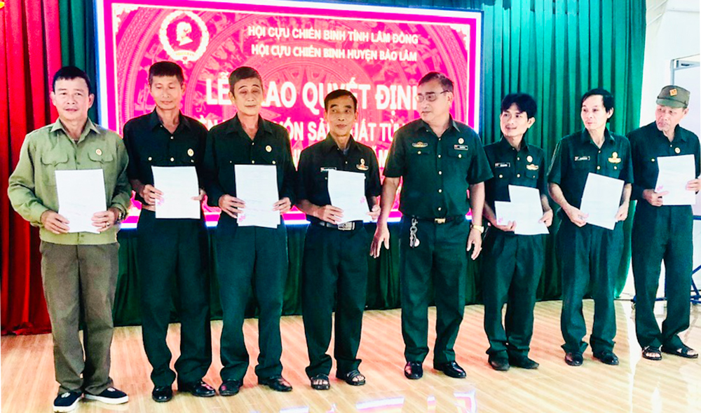 Bảo Lâm: Trao 280 triệu đồng hỗ trợ cựu chiến binh phát triển sản xuất 