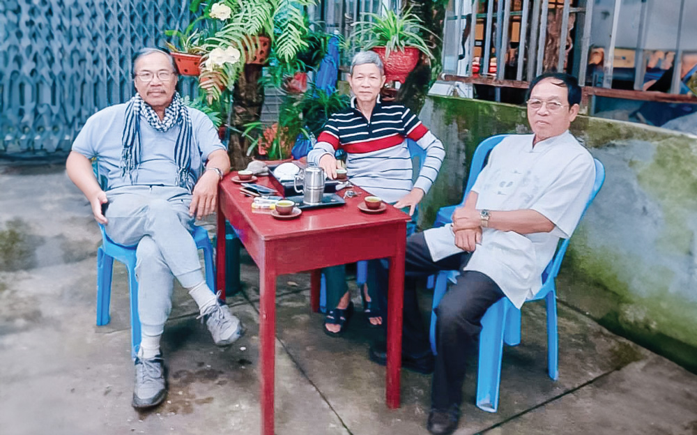 Ly trà nóng tỏa hương