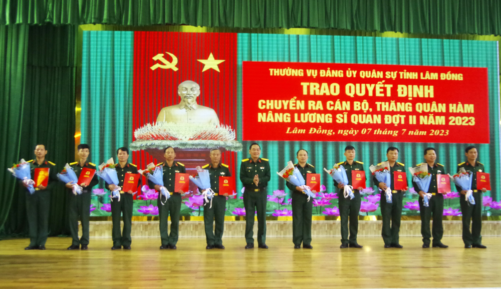 Đảng ủy Quân sự tỉnh trao quyết định về công tác cán bộ