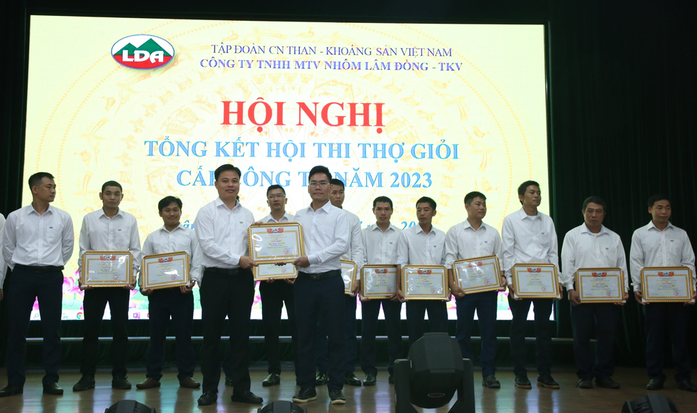 Công ty Nhôm Lâm Đồng vinh danh thợ giỏi, thợ giỏi xuất sắc
