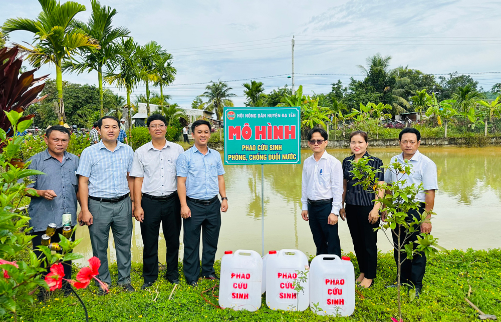 Đạ Tẻh: Thả phao cứu sinh tại các ao, hồ phòng chống đuối nước