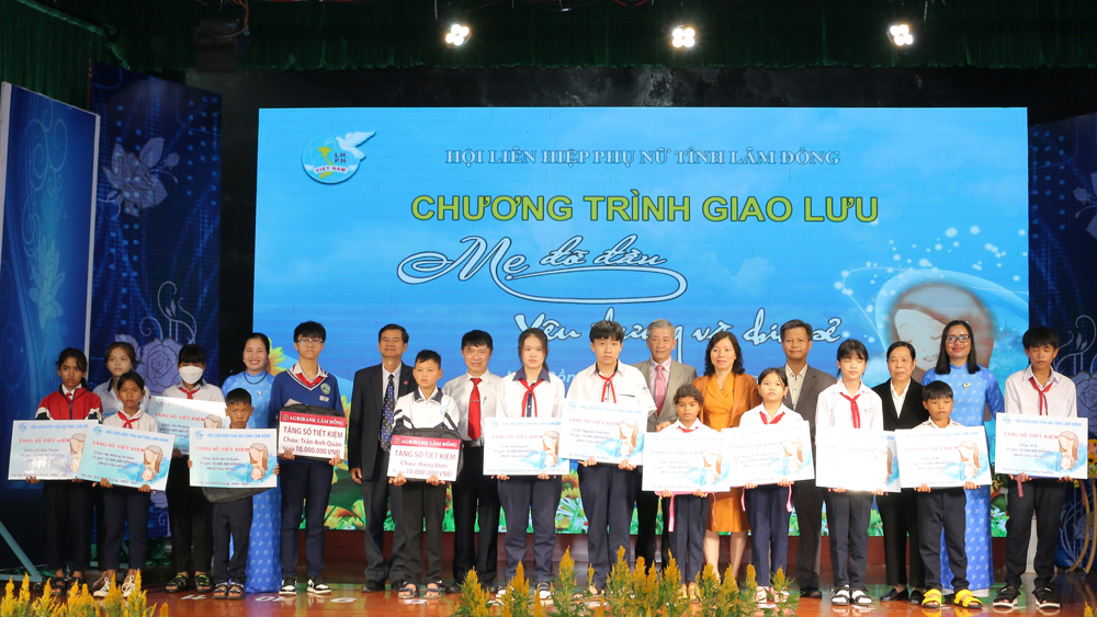 Mẹ đỡ đầu sẻ chia yêu thương với trẻ mồ côi