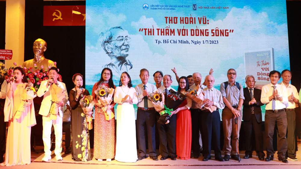 Nhà thơ Hoài Vũ thì thầm với thương yêu