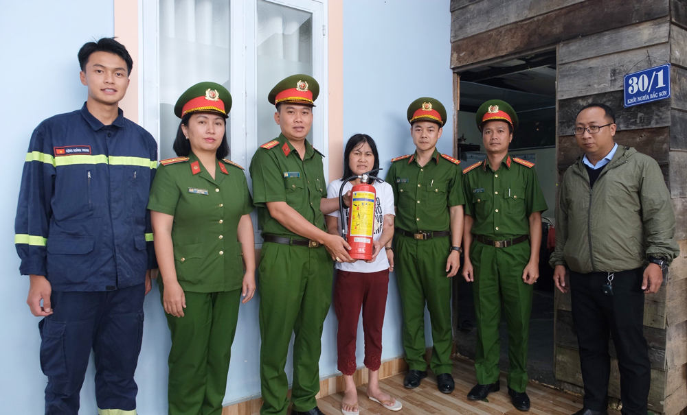 TP Đà Lạt: Tặng 50 bình chữa cháy cho các hộ nghèo