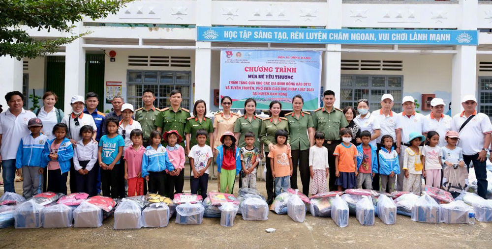 Tặng quà cho học sinh DTTS và lực lượng Công an xã, Công an viên bán chuyên trách có hoàn cảnh khó khăn