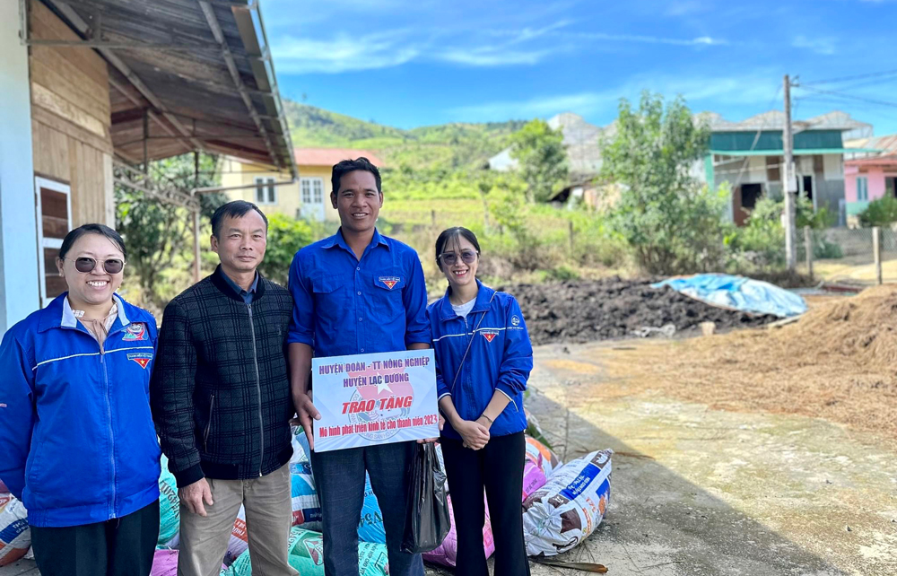Lạc Dương: Trao tặng mô hình phát triển kinh tế cho đoàn viên, thanh niên dân tộc thiểu số khó khăn