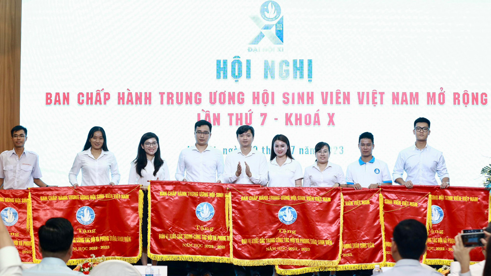 Hội Sinh viên Trường Đại học Đà Lạt là 1 trong 7 Hội Sinh viên trường đại học toàn quốc được nhận Cờ thi đua năm học 2022 - 2023