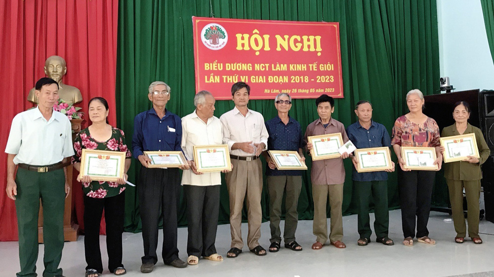 Phát huy tinh thần tuổi cao, chí càng cao