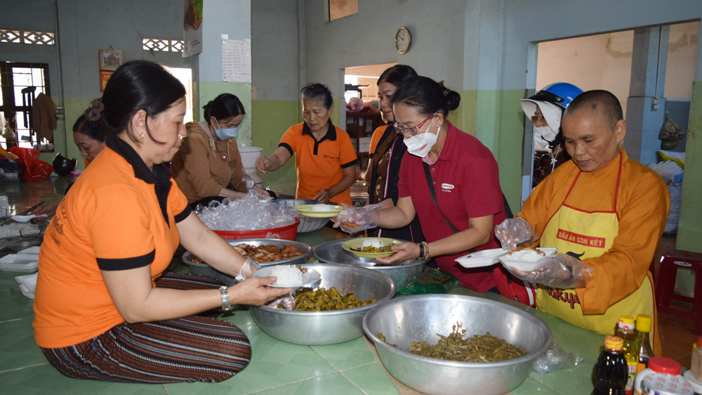 Ấm áp “Bếp cơm ngàn nhà”