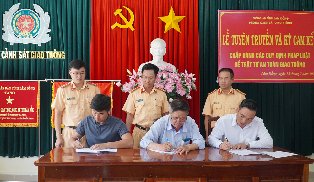 CSGT - lực lượng tiên phong trong công tác tuyên truyền đảm bảo ATGT