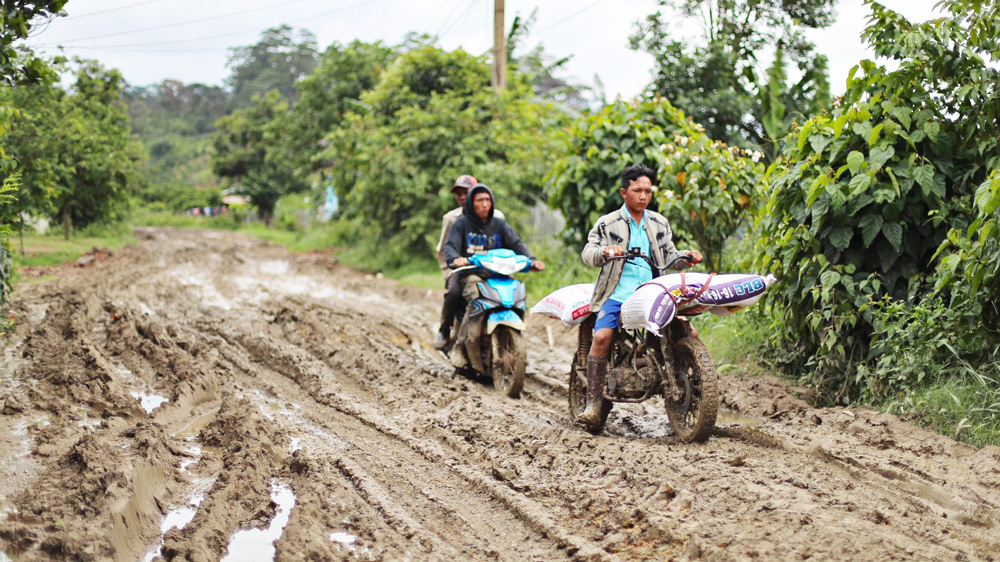 Dân khổ vì gần 10 km đường ''ổ voi'', bùn đất lầy lội