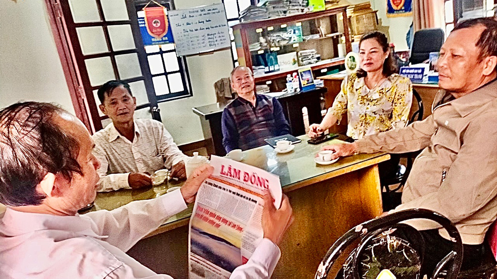 Di Linh đẩy mạnh việc mua, đọc và làm theo báo, tạp chí của Đảng