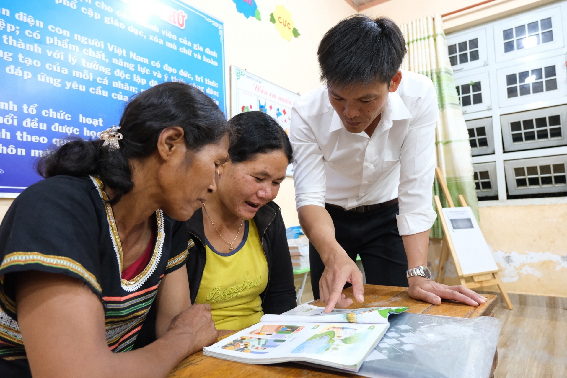 TÁC PHẨM DỰ THI VIẾT VỀ XÂY DỰNG NÔNG THÔN MỚI: Những con chữ đong đầy yêu thương ở lớp học đặc biệt