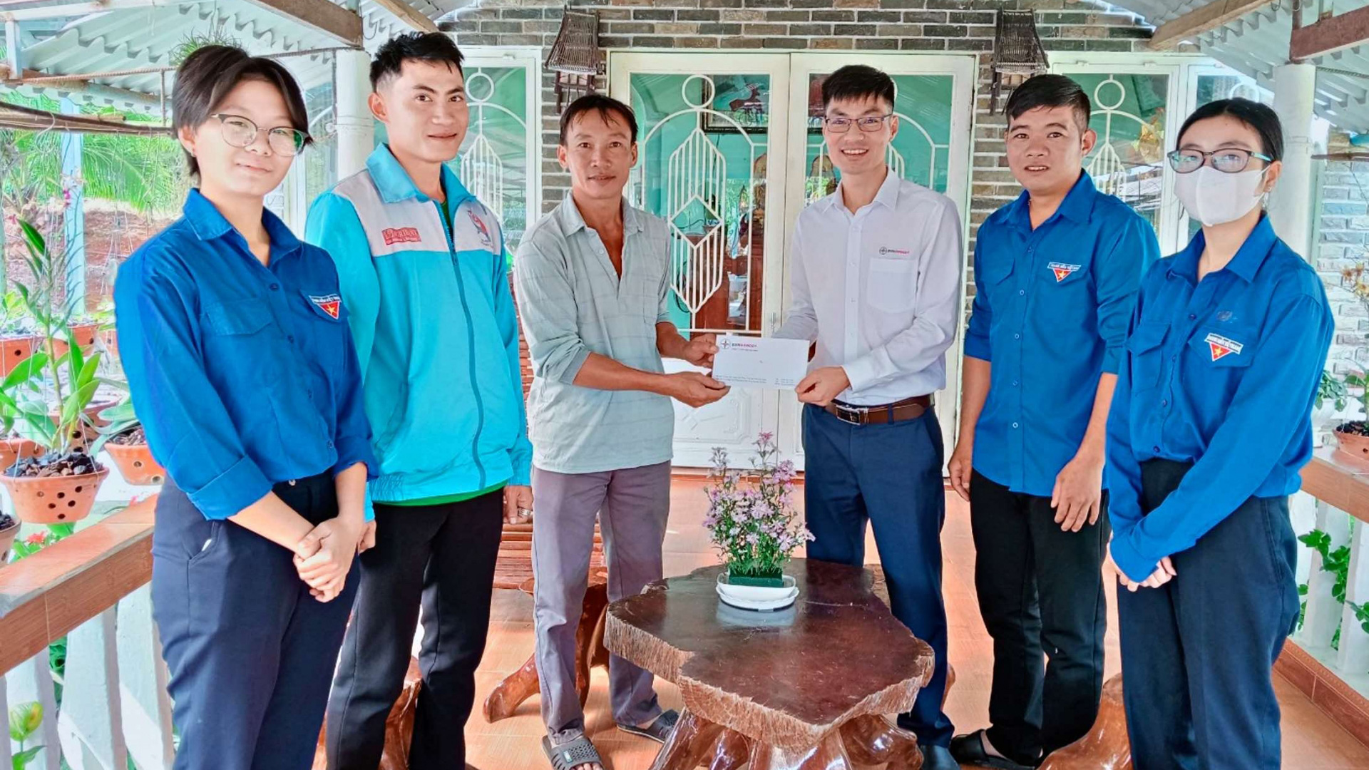 Thuỷ điện Đại Ninh tặng quà, thăm hỏi 10 gia đình chính sách nhân ngày 27/7