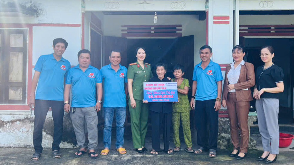 Đạ Huoai: Hỗ trợ 30 triệu đồng cho 3 gia đình có hoàn cảnh khó khăn