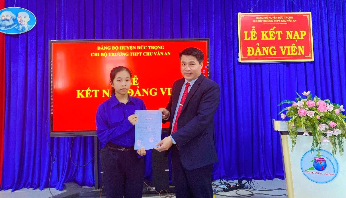 Đức Trọng: Kết nạp đảng viên là học sinh THPT