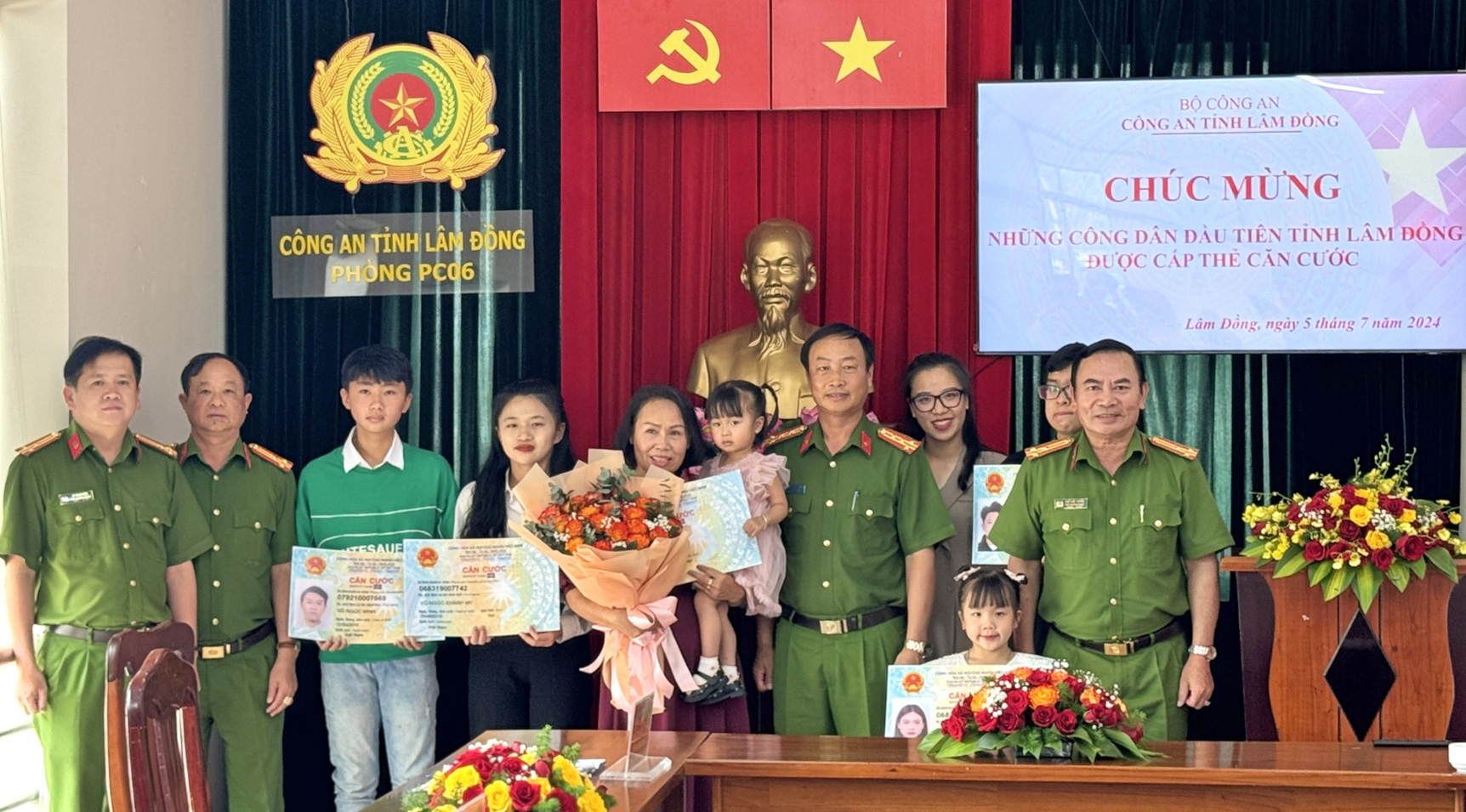 Trao thẻ Căn cước mẫu mới cho những công dân đầu tiên 
